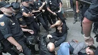 La Policía carga contra los manifestantes que protestan en Santiago contra Rajoy y Merkel