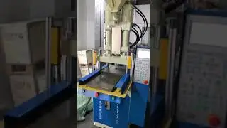Single slider vertical injection molding machine works well and to be delivered