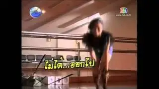 Tyler gene behind kissing Scene