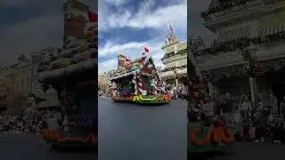 🇺🇸Gingerbread House @ Christmas Parade #waltdisneyworld #youtubeshorts #shorts #mickeymouse #tales