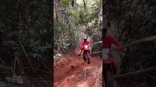 Crf 250f subindo o morro com estilo morro do desafio da trilha de moto. A moto e boa ? Descubra !