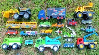 MENCARI MAINAN. MENEMUKAN MOBIL BOX, TRUCK KERUK, TRUCK SAMPAH, FORKLIFT, TRUCK DEREK, EXCAVATOR.
