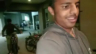 Samad cycle pe stunt mar raha hai. 😱