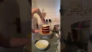 Making a cute little frog cake