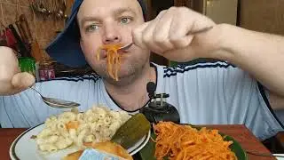 МУКБАНГ макароны с тушенкой / ОБЖОР пирожок с картошкой