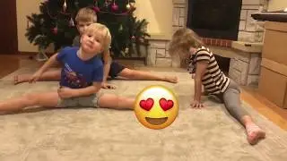 The New Year Splits from kids. Шпагаты детские новогодние