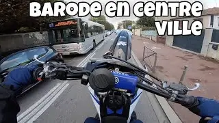 JE BARODE EN PLEIN CENTRE VILLE [250 YZF-E]