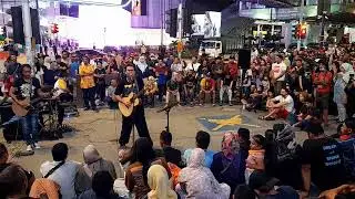 Bob membawakan sentuhan muzik seperti rock // Ramai orang datang untuk melihat muzik pada hari cuti