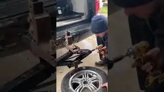 Ingenious Portable Tire Changing Tool Demonstration#autoRepair #tireChange #mechanicTools