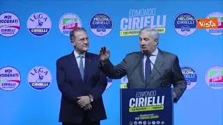 Tajani ricorda l'amore di Berlusconi per Napoli, la platea napoletana grida: 