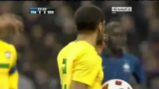 Dani Alves xỏ h&aacute;ng Alou Diarra