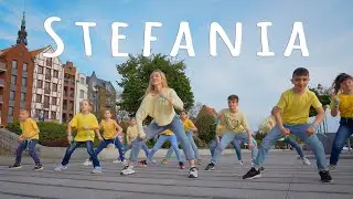Українські діти танцюють танок у Польщі під Kalush Orchestra Stefania miasto Elbląg Polska Флешмоб