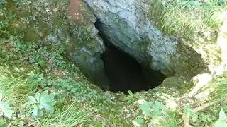 Abstieg in riesigen Hohlraum