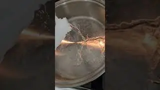 Очистите это синее пятно с кастрюли из нержавеющей стали.