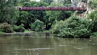 Descendez &agrave; la station Botzaris et entrez dans ce merveilleux parc vallonn&eacute; s