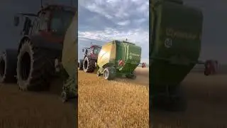 Moisson 2025, accompagn&eacute; d'une Lexion 6700, suivi d'un Valtra Q305 et d'un T 214