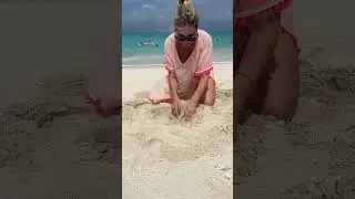 Trying the viral heart sand photo with my sister!! Cute beach photo idea!