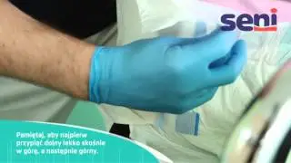 [PL] 06 Zakładanie pieluchomajtek na osobę stojącą