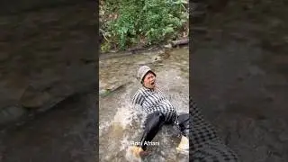 IBU HAMIL JATUH SAAT MAIN DI SUNGAI #art #lucu #funny #comedy #kreatif #shorts #shortvideo