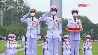 Lễ chào cờ sáng tại Lăng Bác