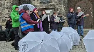 Omas gegen Rechts singen bei der Wasserburger Demo gegen Rechts.