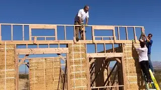 Сборка и установка пони-стены поверх наших стен из соломенных блоков