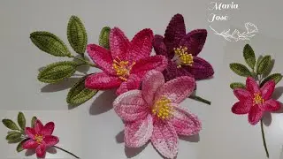 Galho de flores e folhas em crochê com Maria.