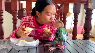 Mom & so n Richard sweet kiss of the smell yummy durian fruit