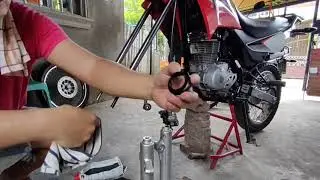 XR 150L Changing Front Fork Suspension Oil Seal  (In my own creative way)