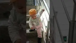 ❤ Smart kid Scrolling Down The Stairs ❤