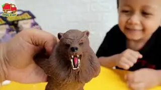 Senangnya Gavin dapat mainan keren Monsterflex yang super lentur | Toyspedia