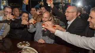 סיור פאבים פתח תקוואי בהחלט! עם חנוך דאום וראש העיר איציק ברוורמן