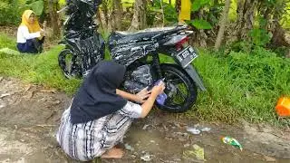 perawan smp cuci motor cek 😂😂😂💪