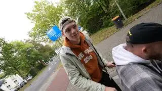 OMG! HIJ KNALT MET ZIJN GEBROKEN VOET TEGEN DE BOOM!😲