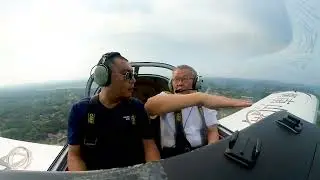 Prof. He Qinghua flew a plane of Sunward