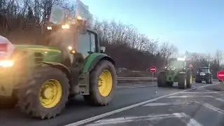 Police Escort Convoy to 'Move Away From Paris' After Angry Farmers Storm Highway