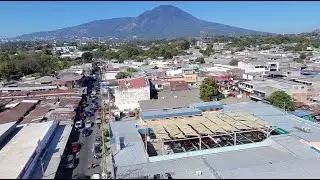 Exceso de vehículos colapsa calles en San Salvador Centro