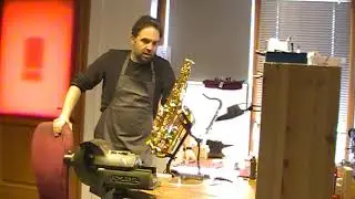 Timo Sch&ouml;niger: Saxophon Korpus gerade richten (saxophone body straightening)