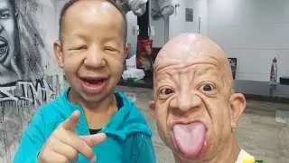 BALD WRINKLY MAN CLONED HIMSELF