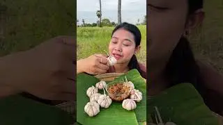 Eating raw garlic  #food #epiceating #tropicalfruit #mukbang #epiceats #epicbites