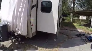 Повторное центрирование выдвижной секции на туристическом прицепе, оборудованном электрическими н...