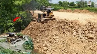 New Land Filling Up Bulldozer KOMATSU D31P with 5Ton Truck Dumping Dirt and Stone