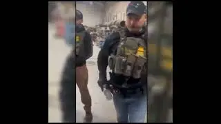 Сотрудники пограничной службы ворвались в магазин и заявили: &laquo;Нам не нужен ордер&raquo;.