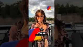 Дженна Ортега удивляется микрофону.