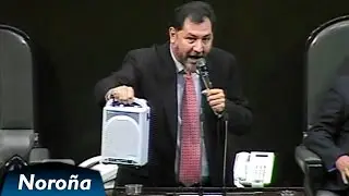 Intentan silenciar a Fernández Noroña y le apagan el micrófono. Él saca una bocina - [2011]