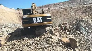 🔥 Powerful CAT 320B Excavator Breaking Rocks