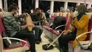 Deniz üstü köpürür. İnanılmaz ses. kabak kemane Üsküdar vapuru