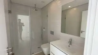 Moradia Nova T5 C/ Duas Suites e Piscina em Azeit&atilde;o