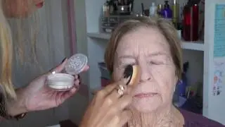 Maquiando minha mãe!!!