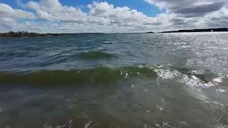 En havsstrand barfota